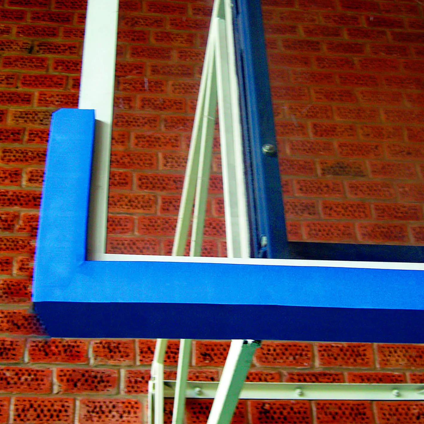 Kantbeskyttelse til basketballplate
