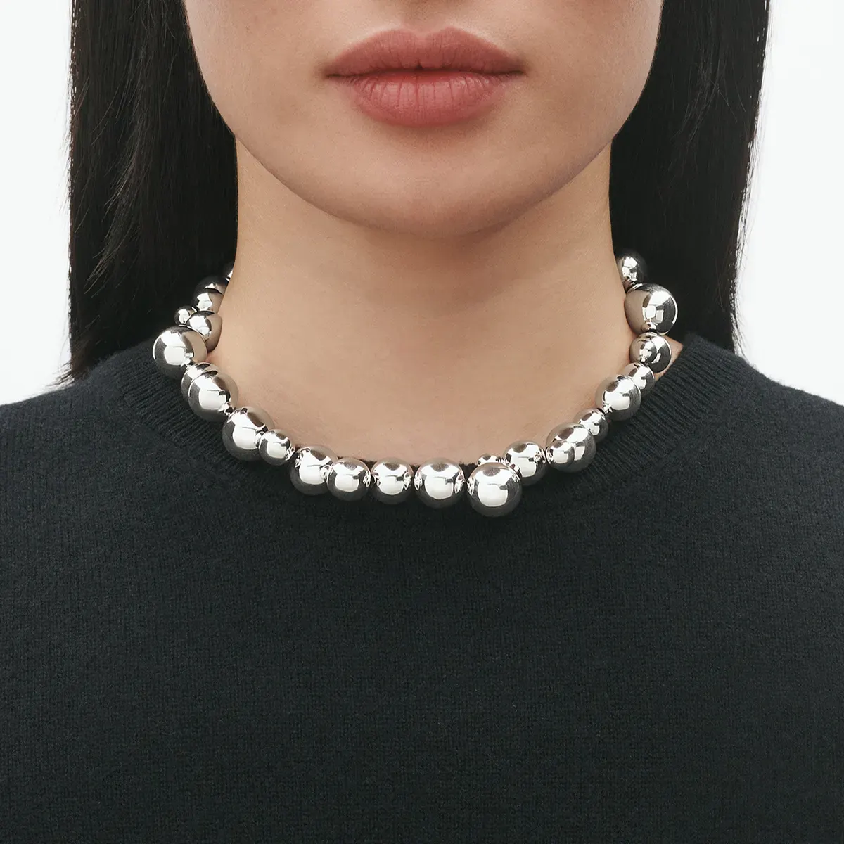 SS25_ECOM_ON-MODEL_MOONLIGHT GRAPES_NECKLACE_20001661_Close-ups