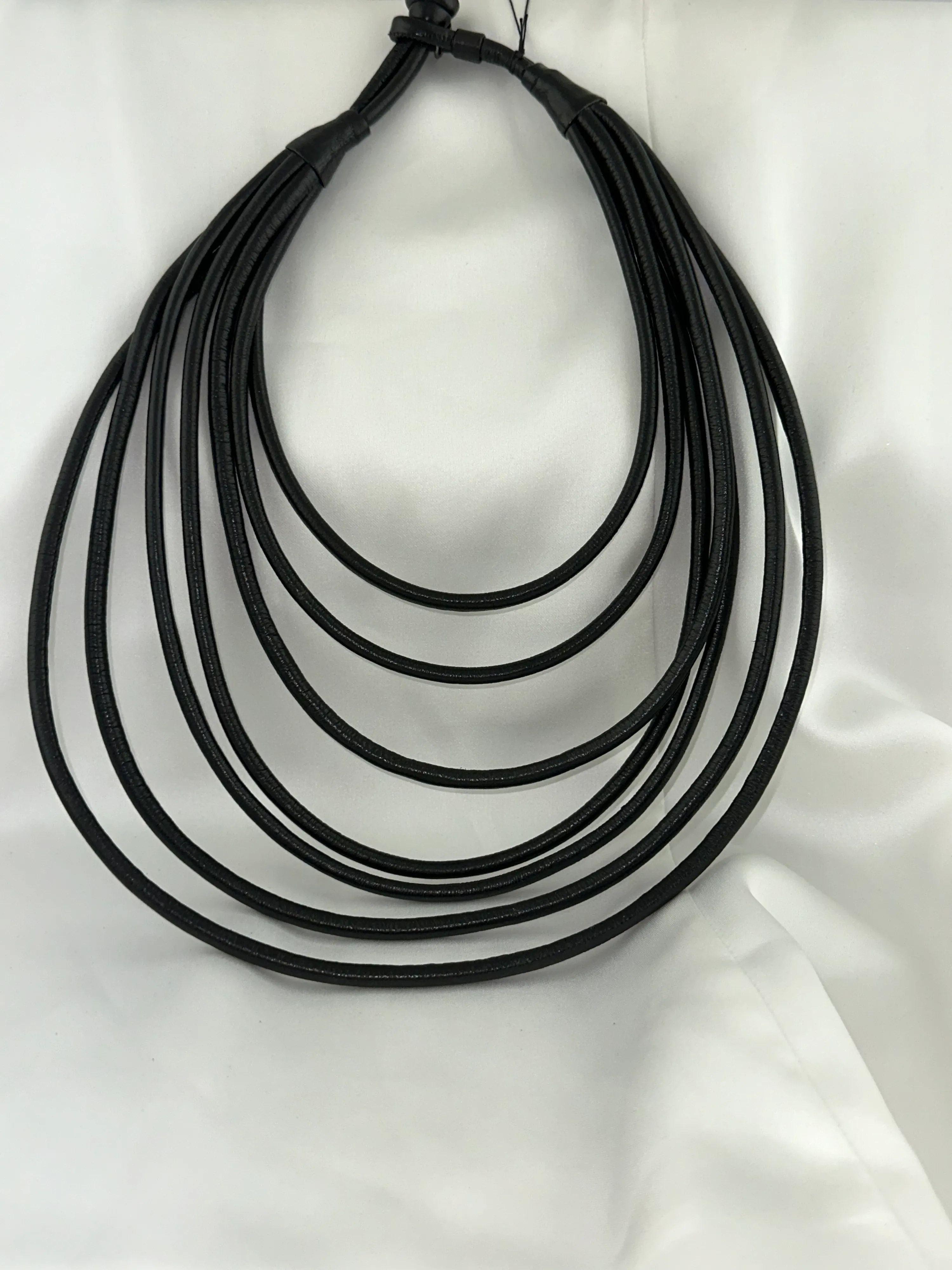 Ole Lynggaaard Læder Collier 7rk i vandfald A2503-004