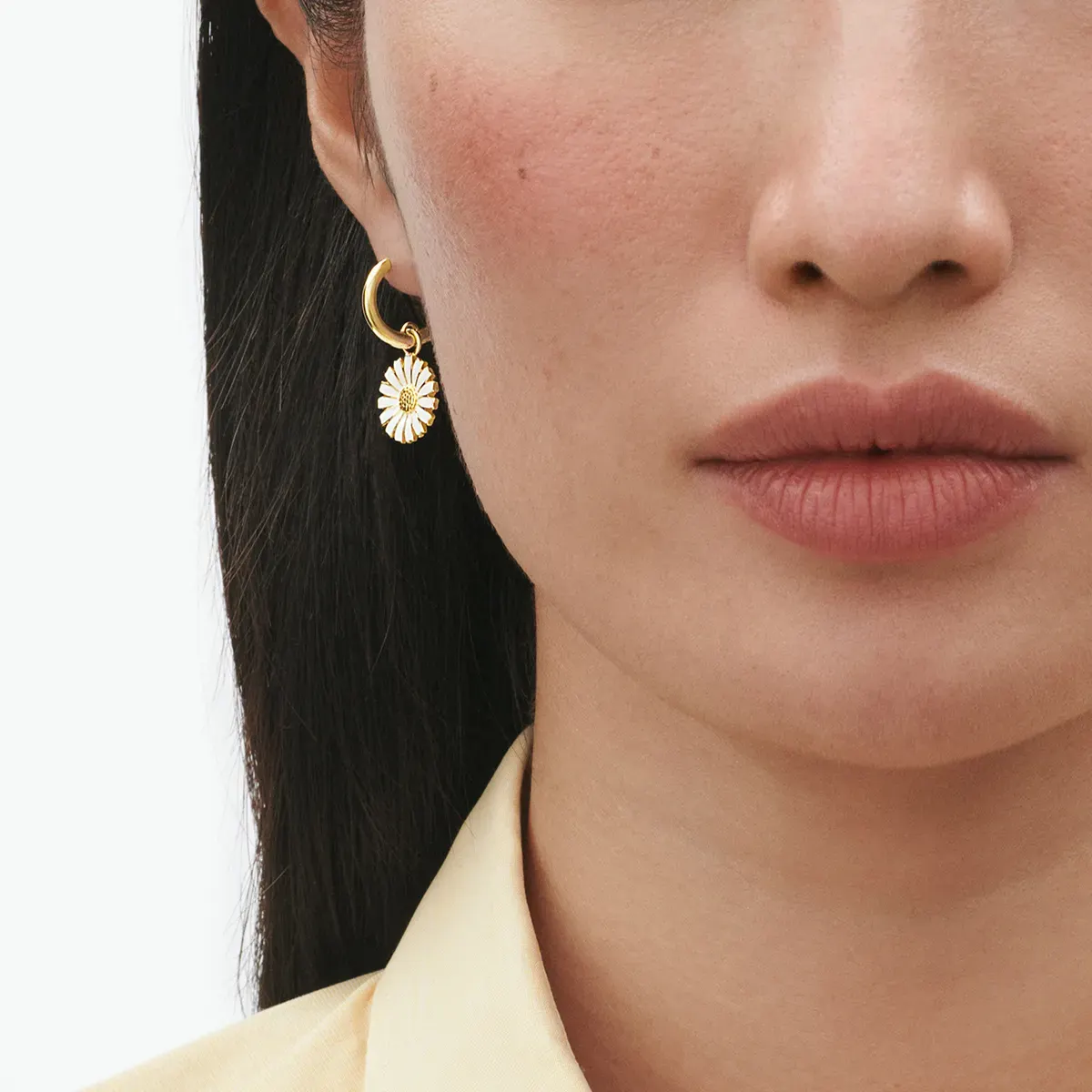 SS25_ECOM_ON-MODEL_DAISY_EARRING_GOLD_20001671_Close-ups