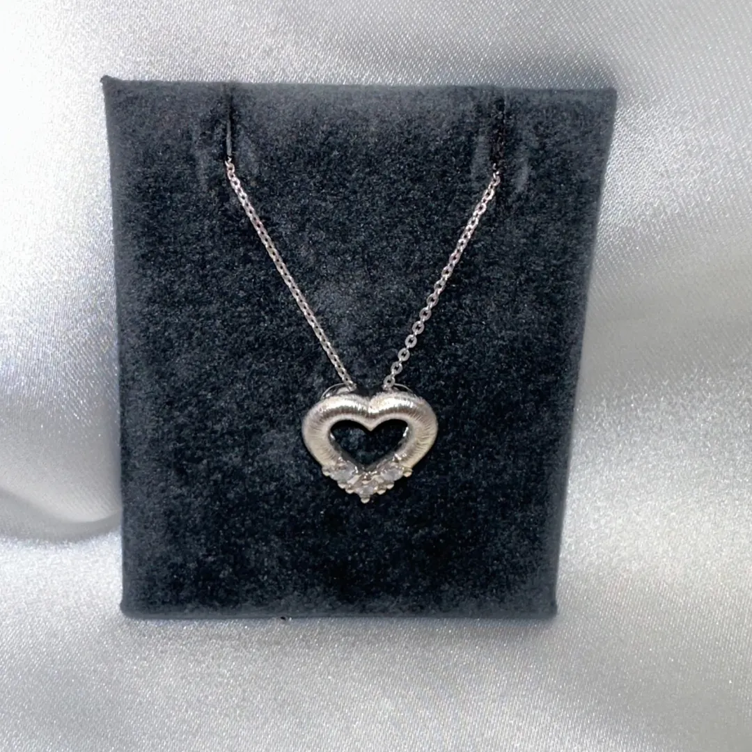 Halskæde med hjerte vedhæng i 14 kt. hvg. 3x0,08ct wpi 0633173-45