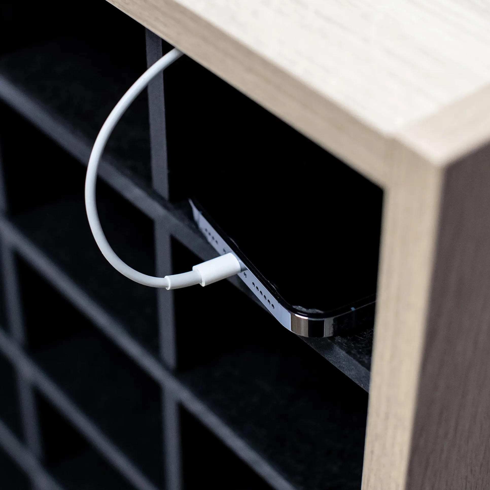 Mobiltelefonskab med opladning