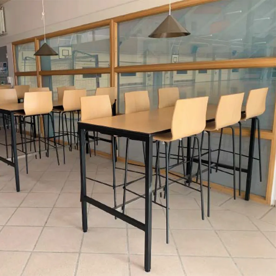 Korkeapöytäpaketti – tuolit ja ripustimet