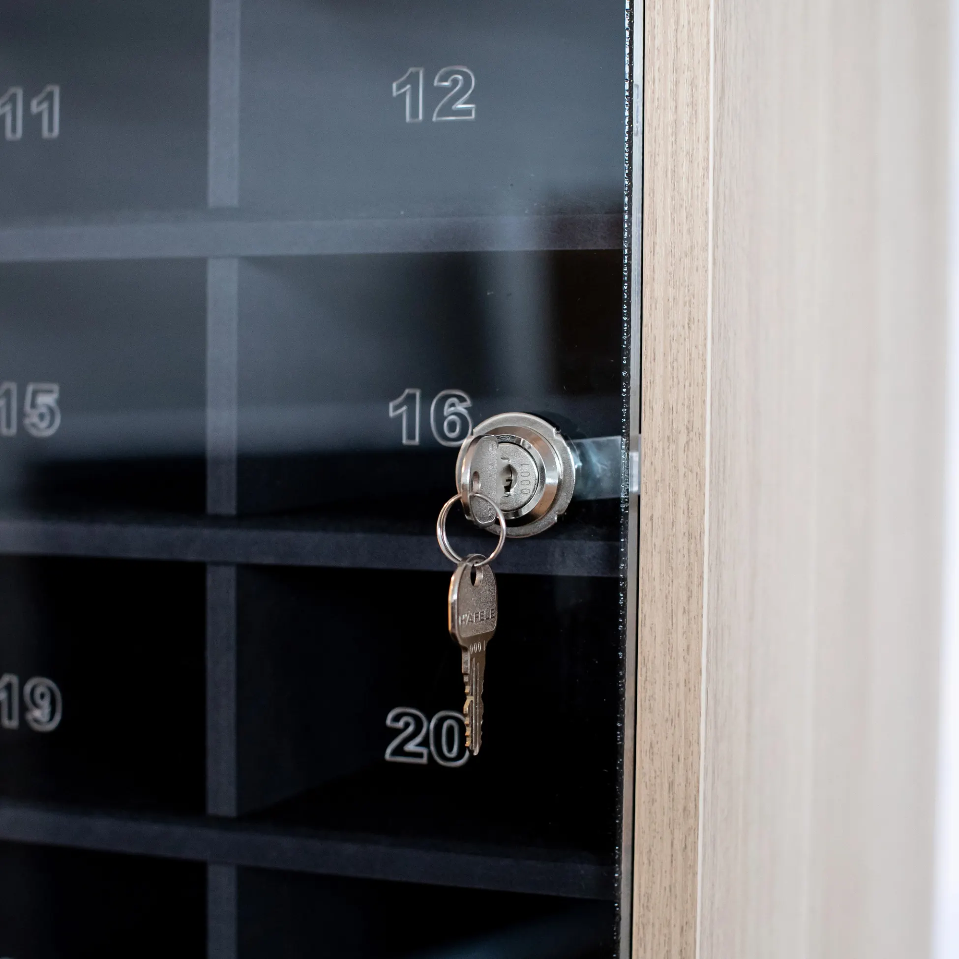 Matkapuhelinkaappi latauksella