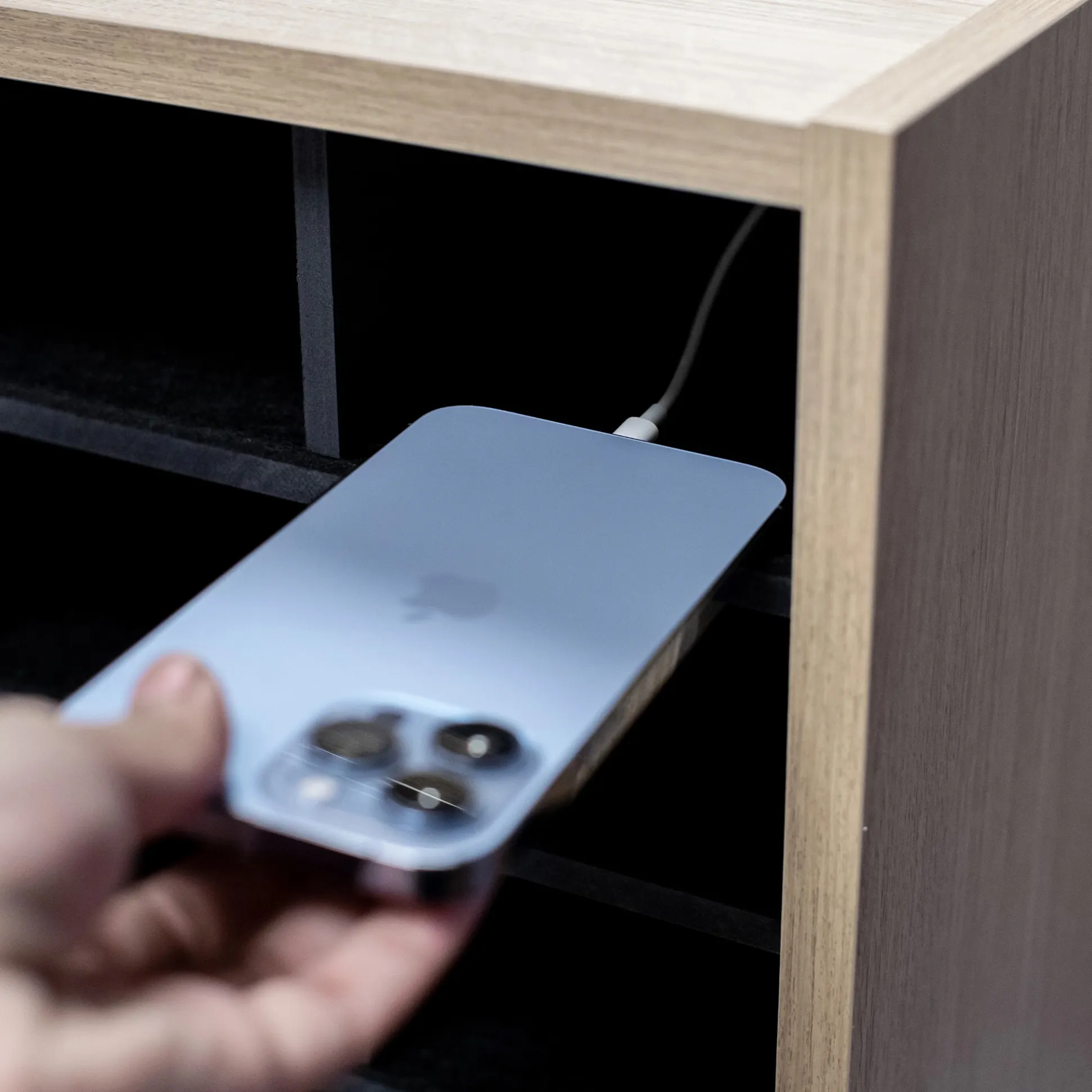 Mobiltelefonskab med opladning