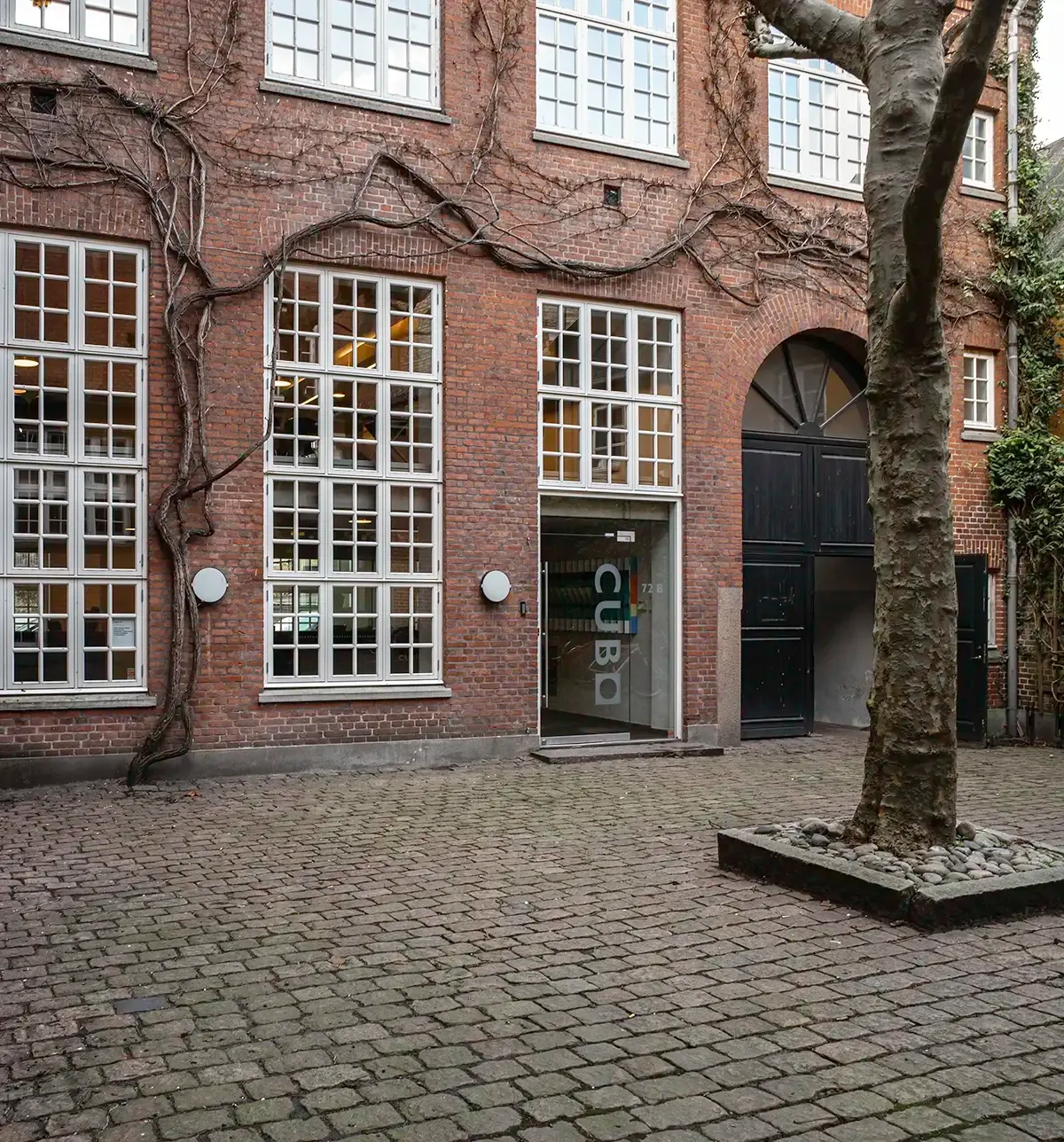 Væglampe ved indgang OWEN L800U