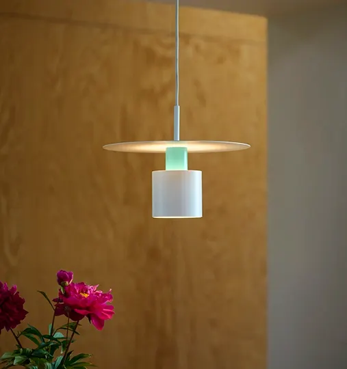 indendoerslamper-KOLORIT-L1600-340-indendoersbelysning-pendel-photobyJacobDue-11986-507x540