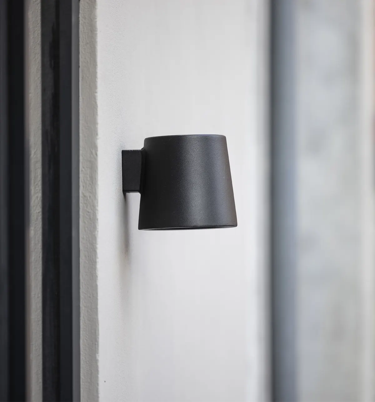 Væglampen ANTO L1010-160 i sort. Dansk design